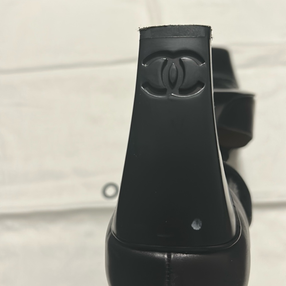 CHANEL Elegant Black Heels with Strap - Picture 9 of 17